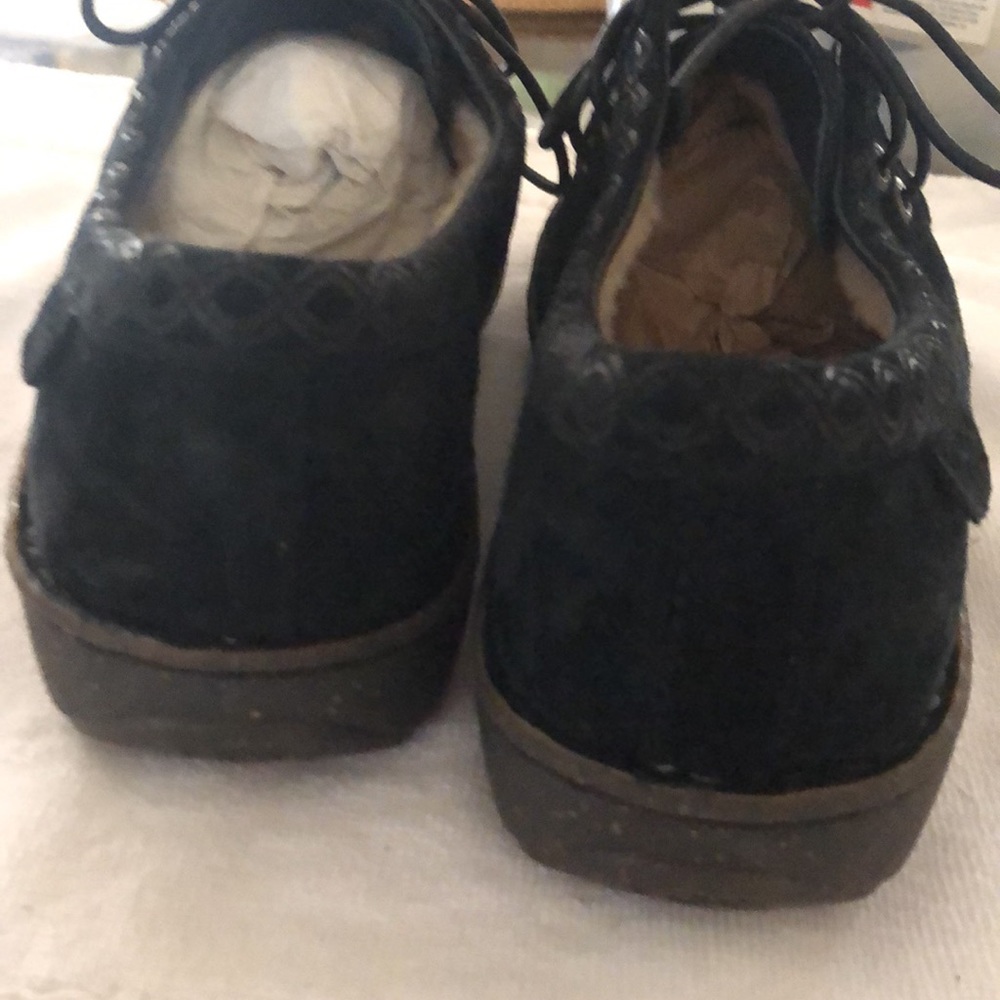 Ugg - Picture 2 of 5